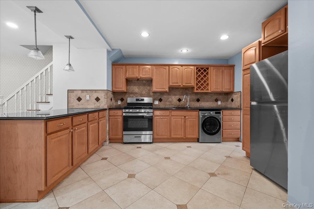 Single Family Kingsland Avenue Bronx, NY 10469, MLS-1033312-5