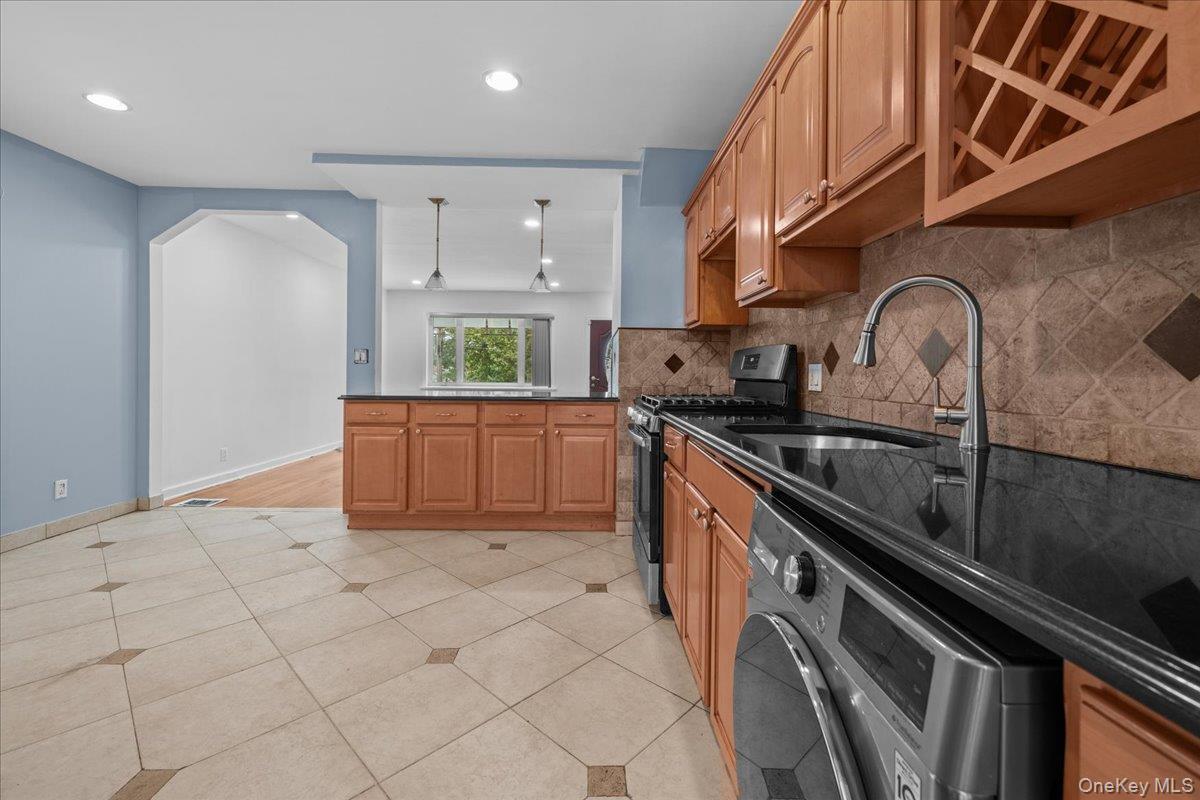 Single Family Kingsland Avenue Bronx, NY 10469, MLS-1033312-6