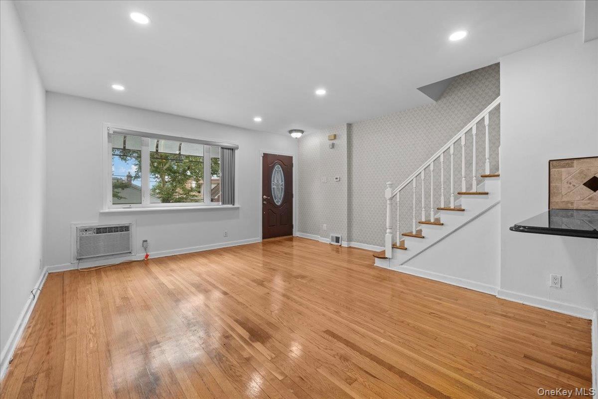 Single Family Kingsland Avenue Bronx, NY 10469, MLS-1033312-8