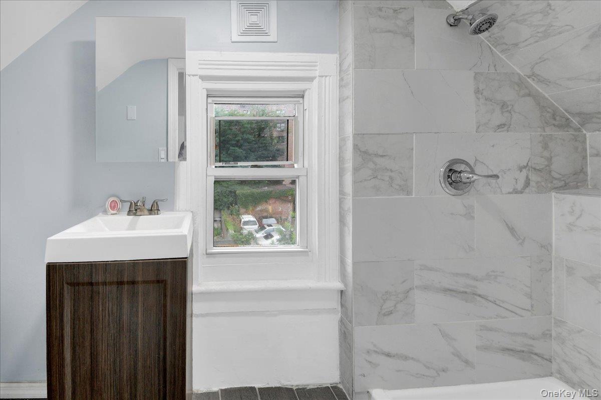 Single Family Decatur Avenue Bronx, NY 10458, MLS-1033359-17