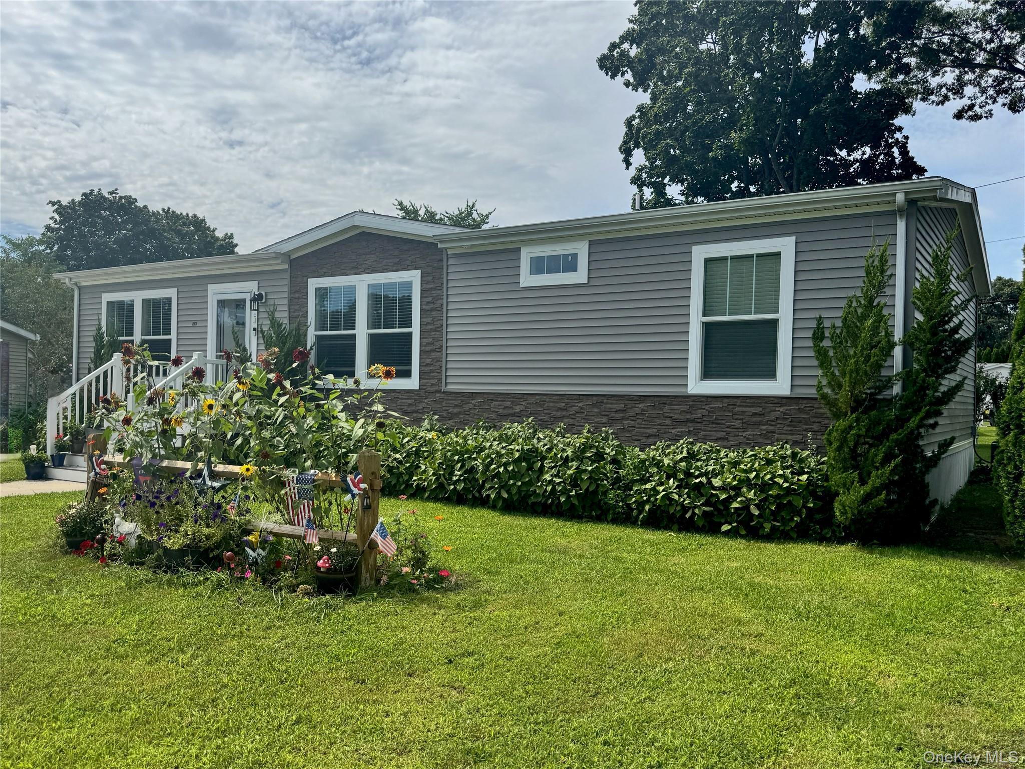 Single Family Old Country Road  Suffolk County, NY 11901, MLS-1033380-17