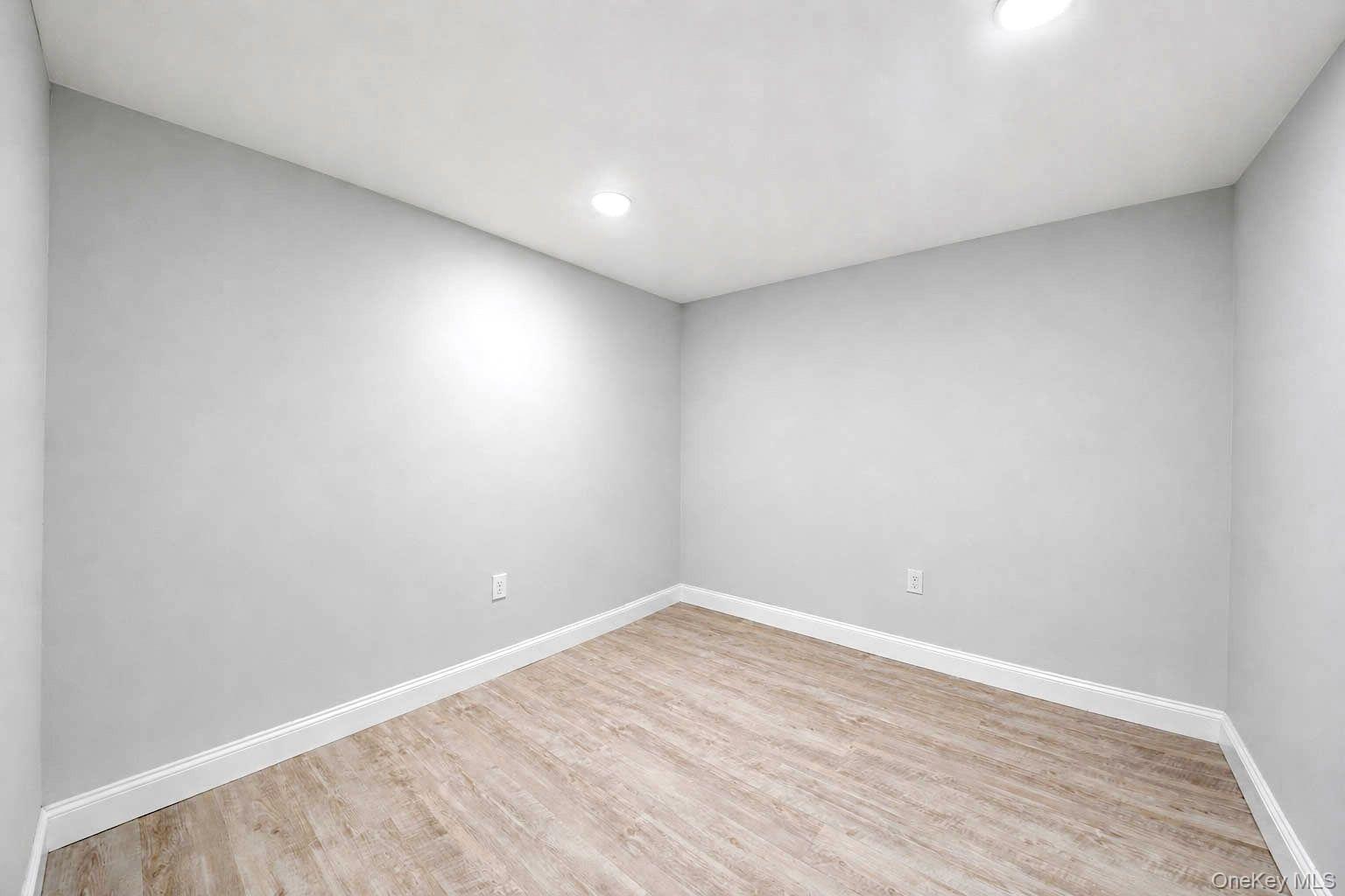 Single Family Paulding Avenue Bronx, NY 10466, MLS-1033479-34