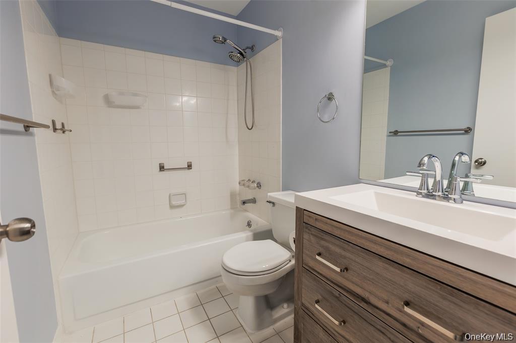 Single Family Birchwood Park Drive Suffolk County, NY 11953, MLS-1033609-17