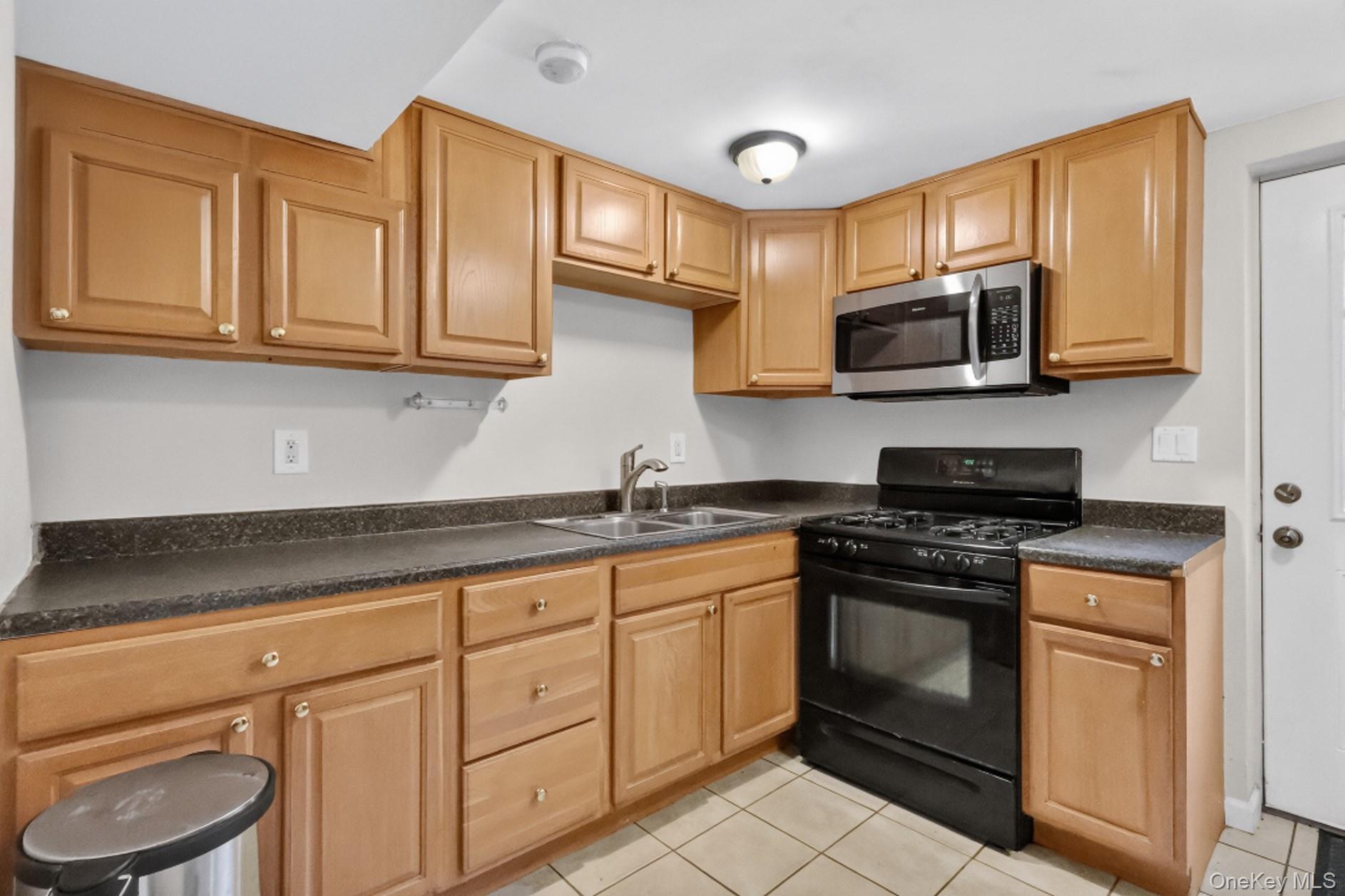 Single Family Branch Lane Suffolk County, NY 11733, MLS-1033815-14