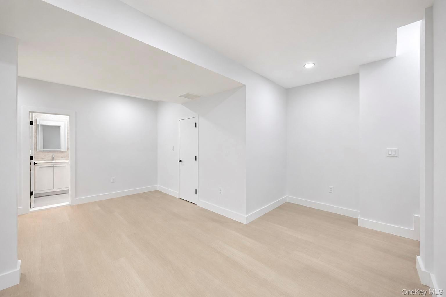 Single Family W Cabot Lane  Nassau County, NY 11590, MLS-1033932-36