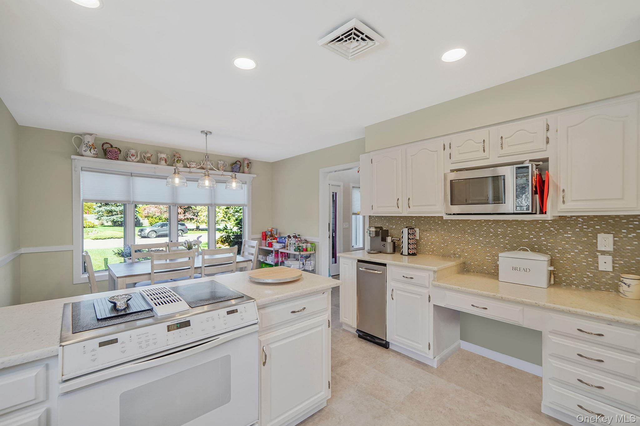 Single Family Seacove Lane  Suffolk County, NY 11901, MLS-1034035-11