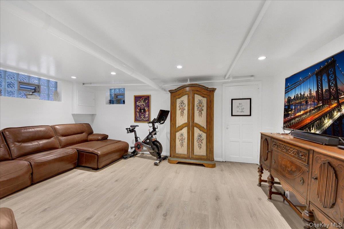 Single Family Tenbroeck Avenue Bronx, NY 10461, MLS-1034068-16