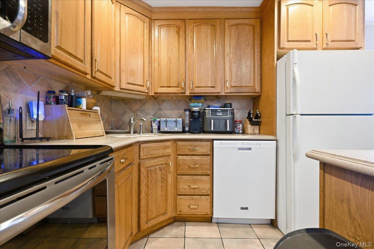 Single Family Bridle Lane Nassau County, NY 11801, MLS-1034110-10