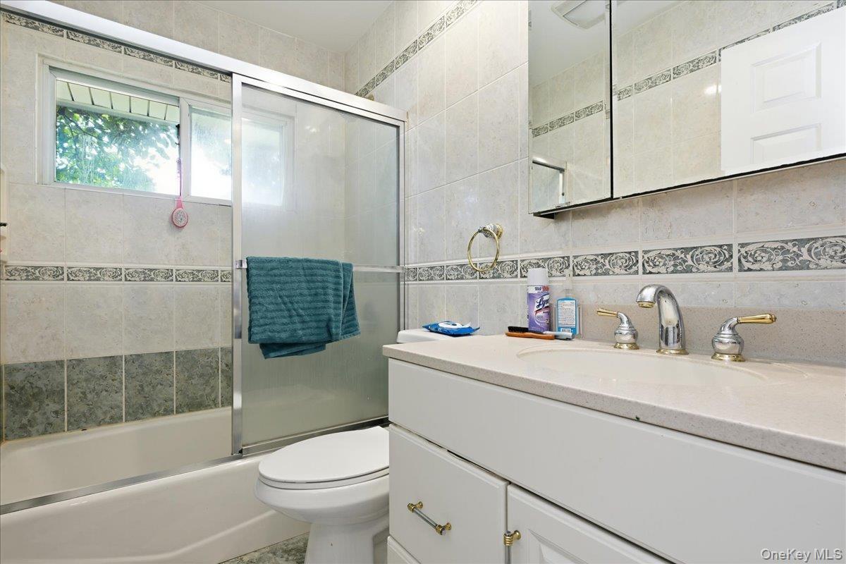 Single Family Bridle Lane Nassau County, NY 11801, MLS-1034110-13