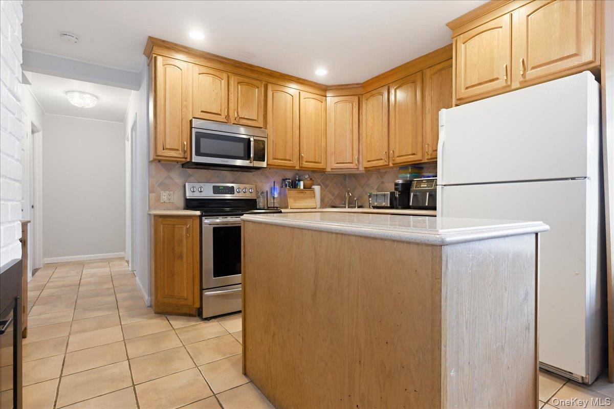 Single Family Bridle Lane Nassau County, NY 11801, MLS-1034110-9