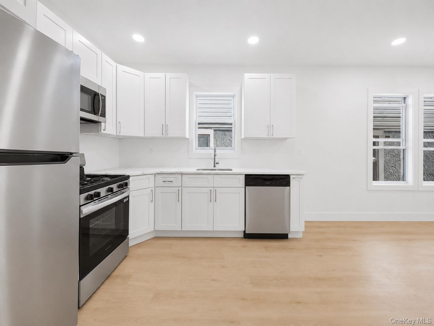 Single Family Tiemann Avenue Bronx, NY 10469, MLS-1034559-11