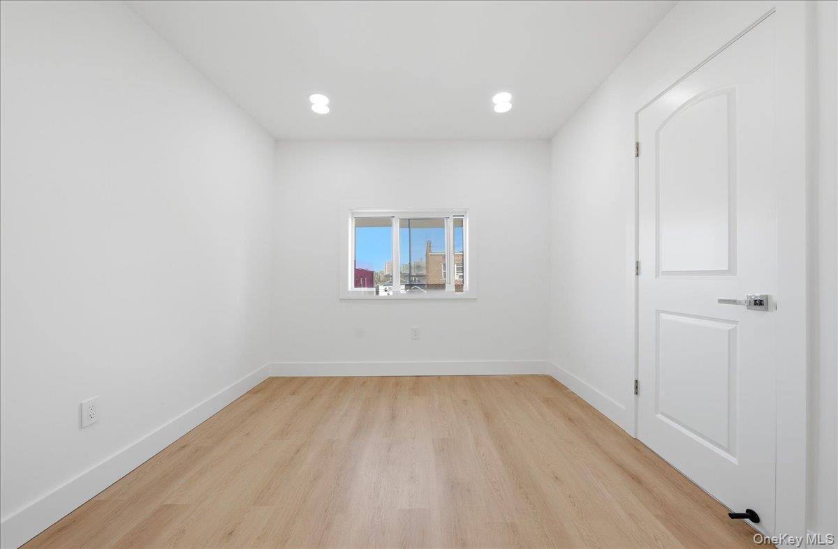 Single Family Tiemann Avenue Bronx, NY 10469, MLS-1034559-16