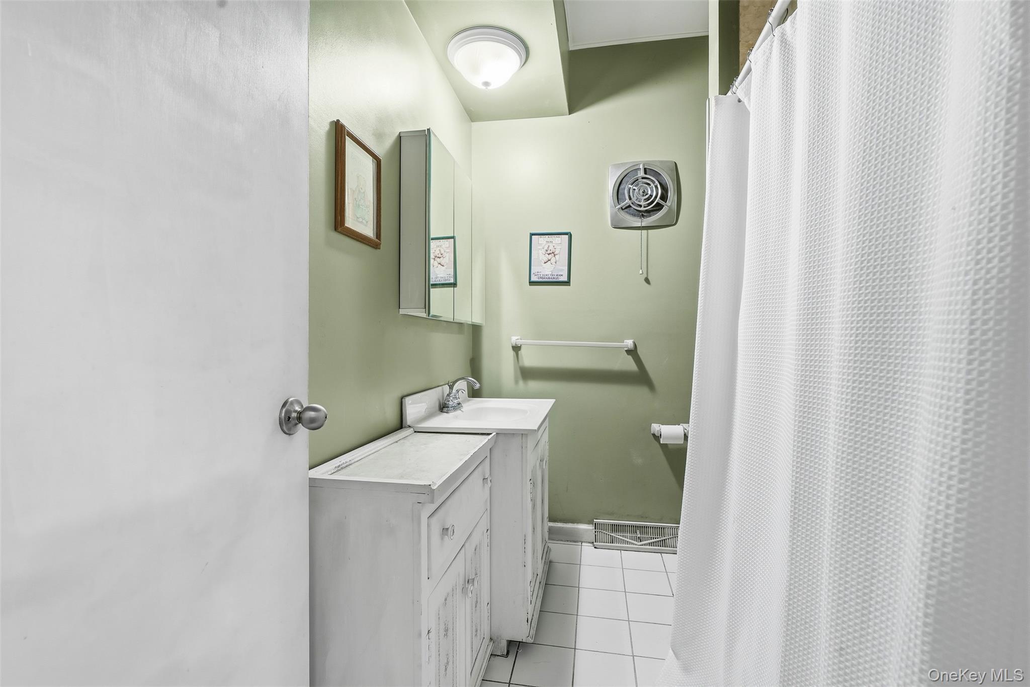 Single Family Demorest Avenue  Staten Island, NY 10314, MLS-1034610-24