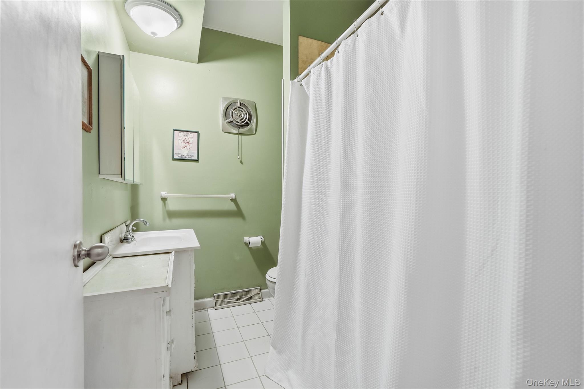 Single Family Demorest Avenue  Staten Island, NY 10314, MLS-1034610-25