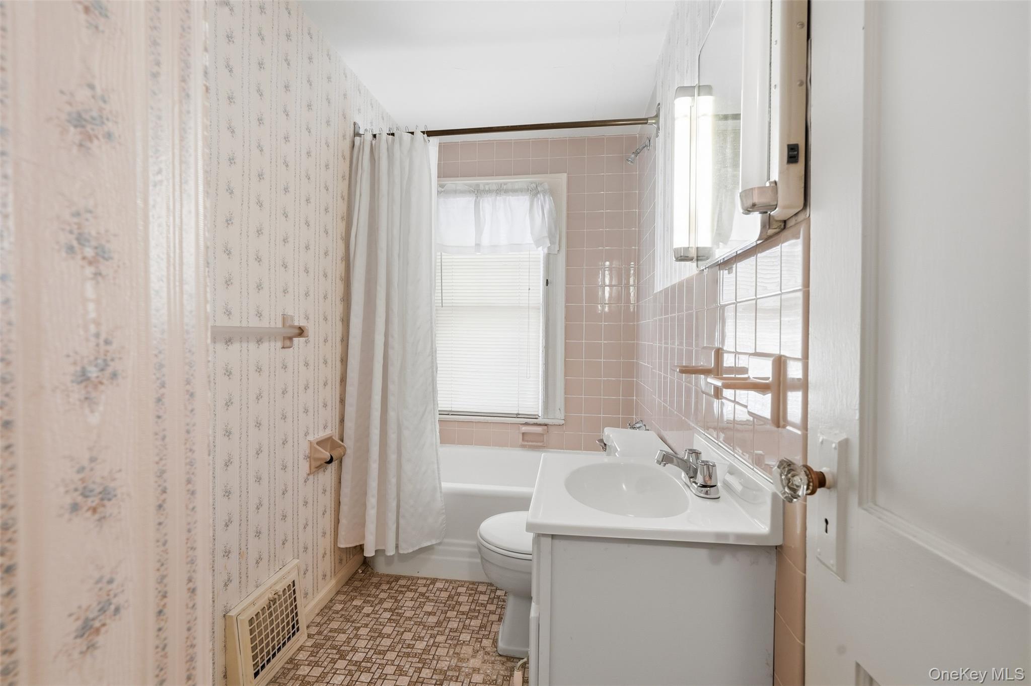 Single Family Demorest Avenue  Staten Island, NY 10314, MLS-1034610-30