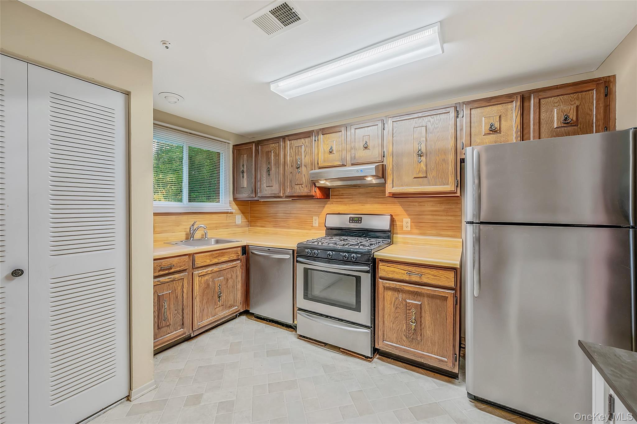 Single Family Birchwood Road  Suffolk County, NY 11763, MLS-1034641-8