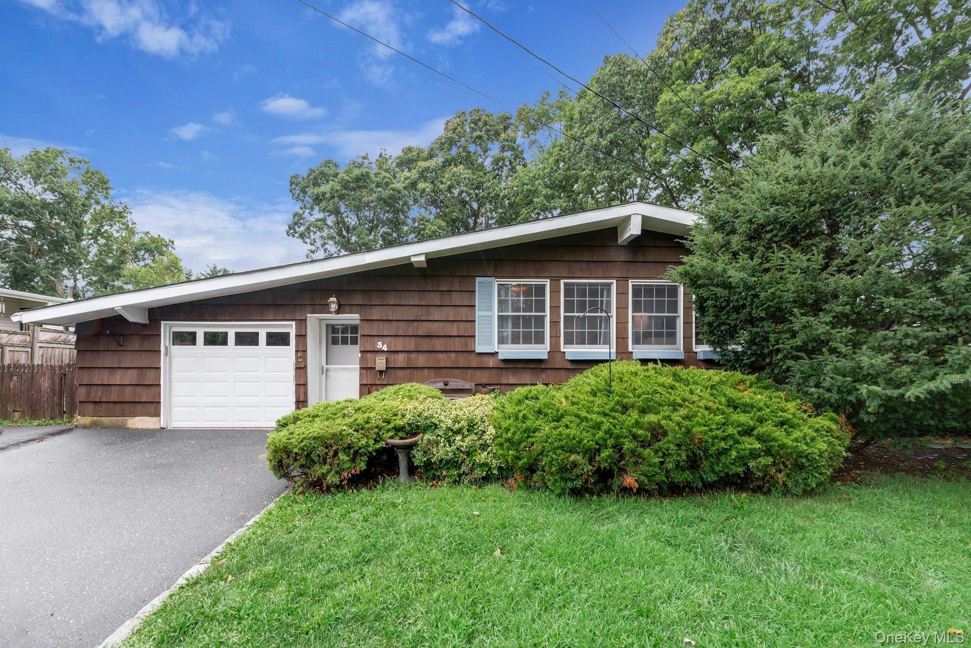 Single Family Crestwood Lane Suffolk County, NY 11779, MLS-1034658-2