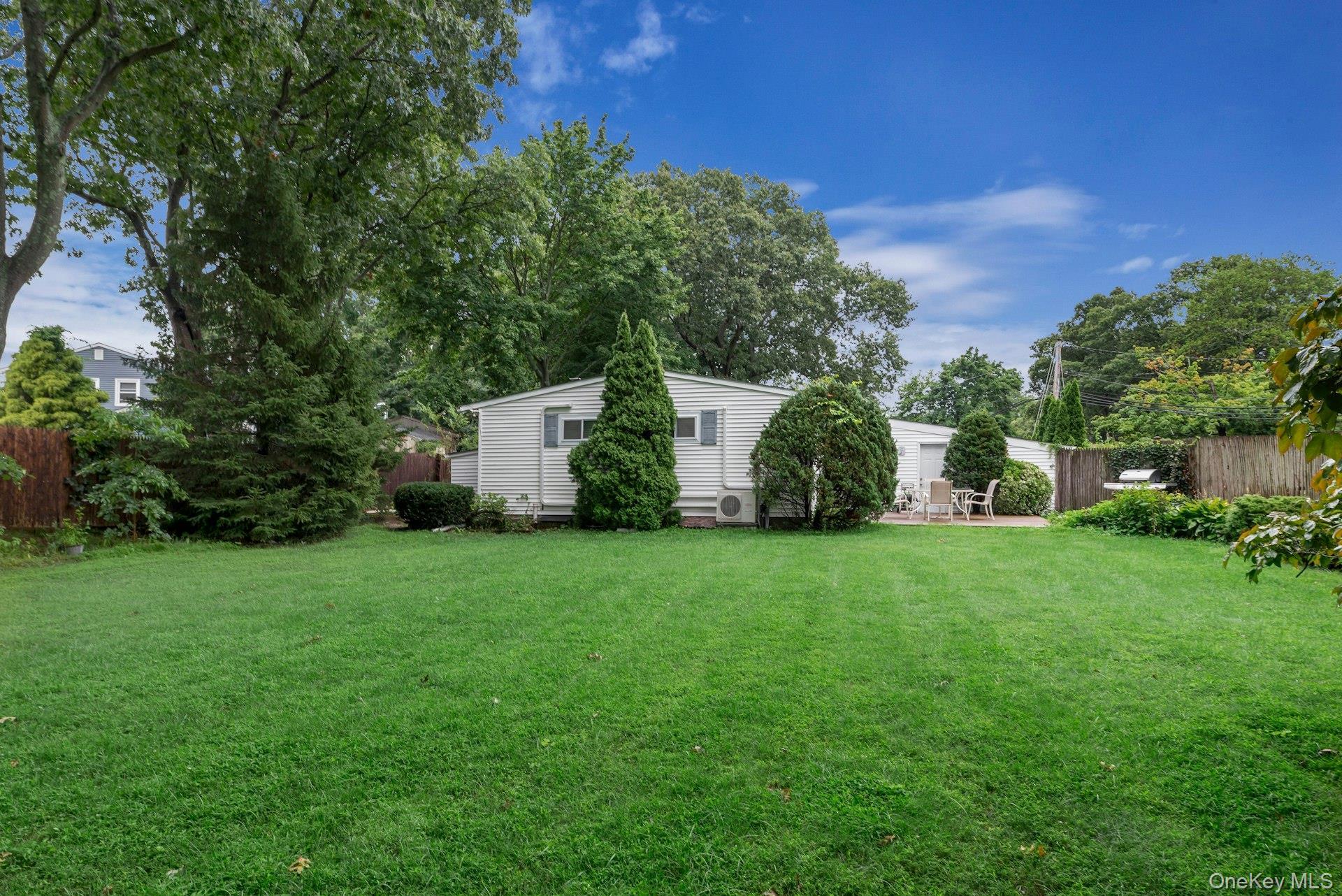 Single Family Crestwood Lane Suffolk County, NY 11779, MLS-1034658-25