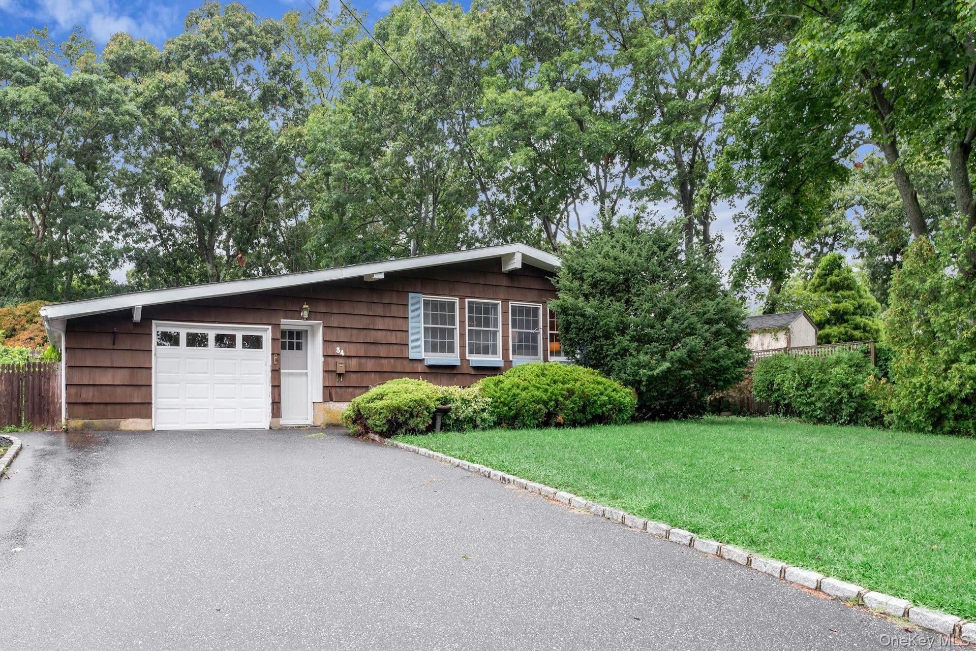 Single Family Crestwood Lane Suffolk County, NY 11779, MLS-1034658-3