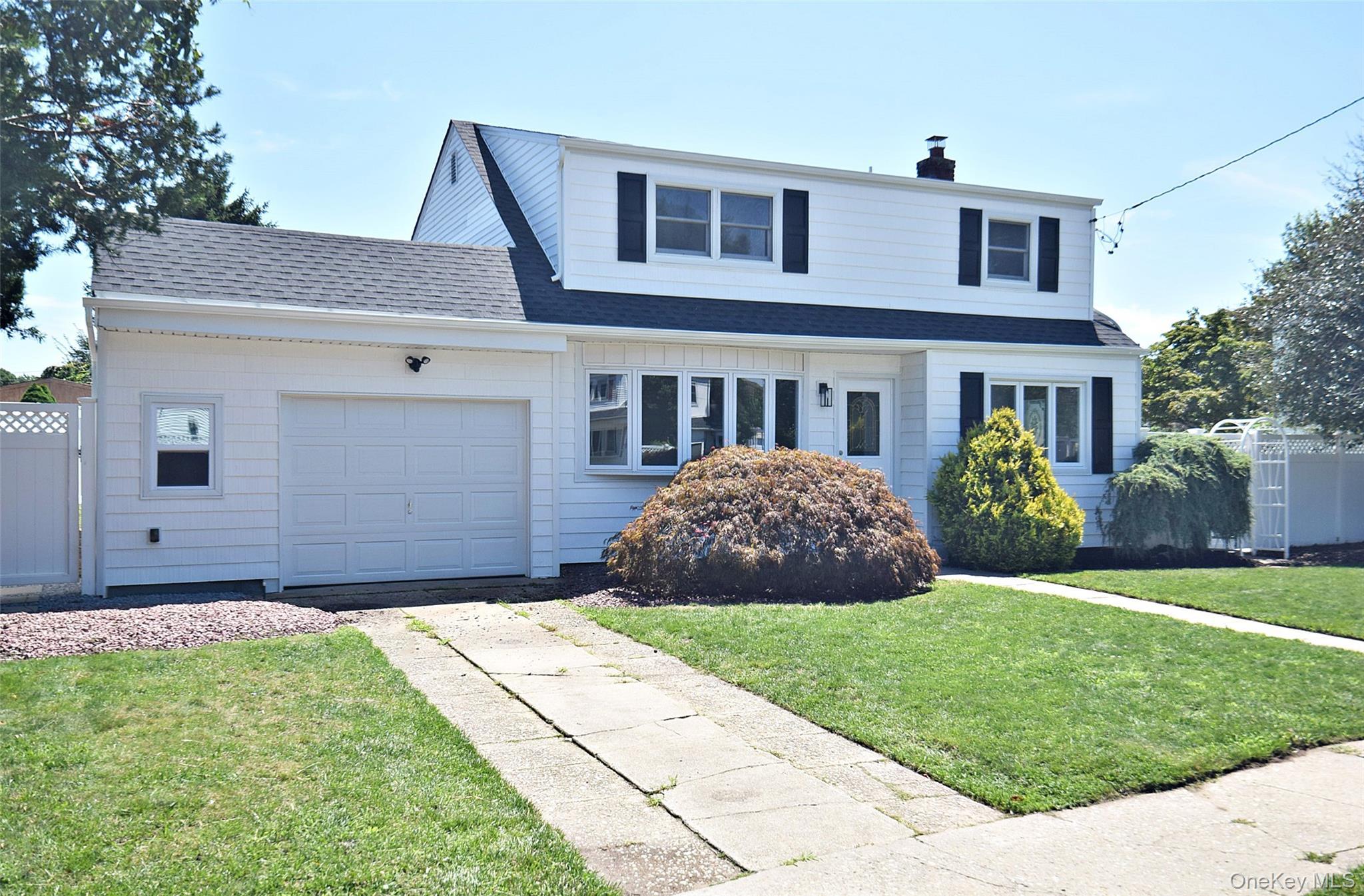 Single Family Raynor Street  Suffolk County, NY 11704, MLS-1034844-2