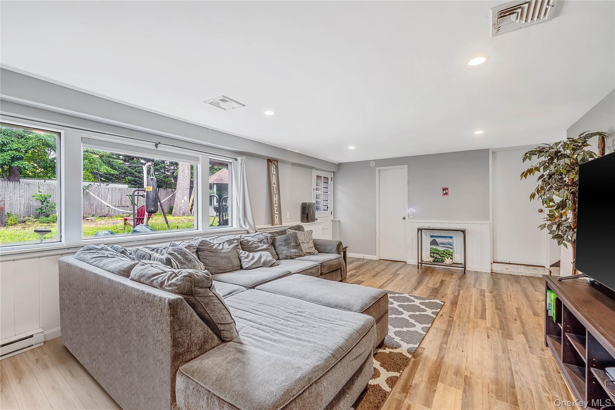 Single Family Hynes Place Nassau County, NY 11710, MLS-1034854-15
