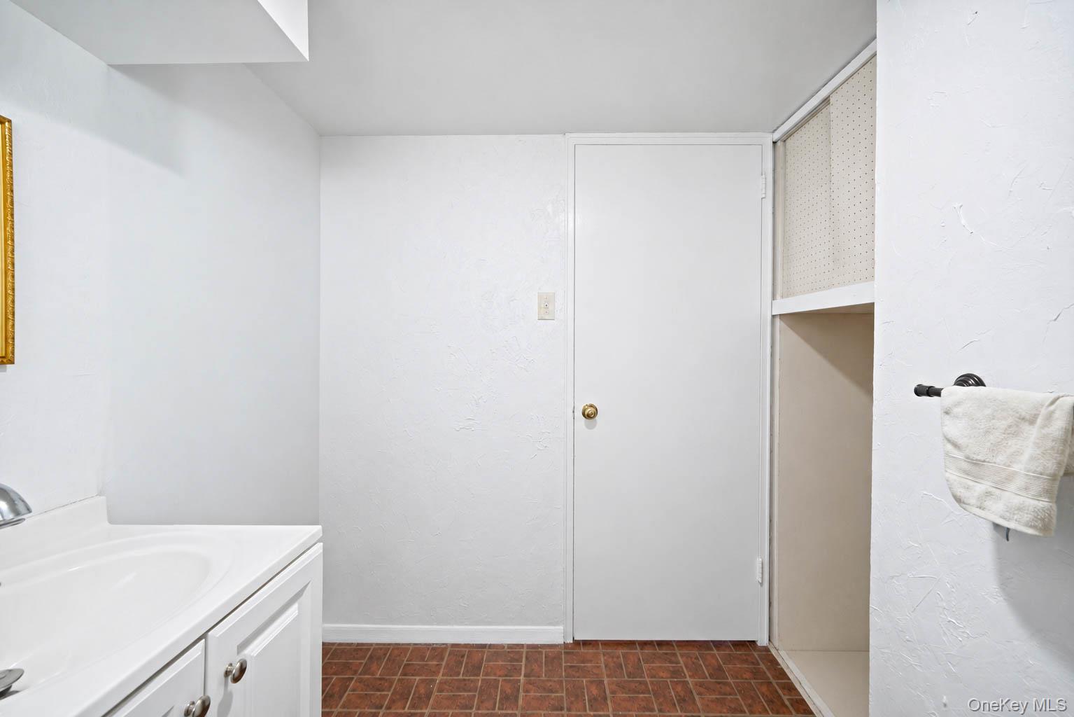 Single Family Hynes Place Nassau County, NY 11710, MLS-1034854-26