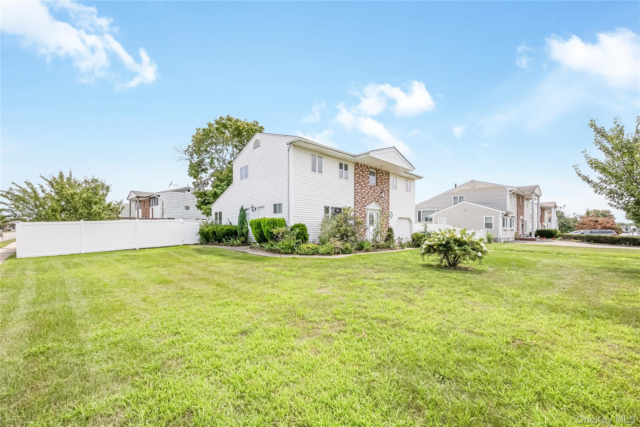 Single Family Autumn Lane Suffolk County, NY 11701, MLS-1034949-28