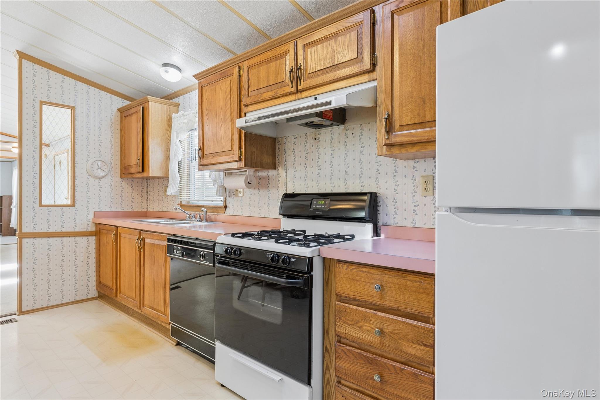 Single Family Old Country Road Suffolk County, NY 11901, MLS-1035236-5