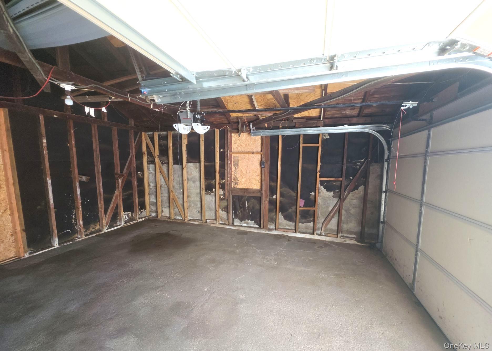 Single Family Laurel Road Suffolk County, NY 11757, MLS-1035320-17