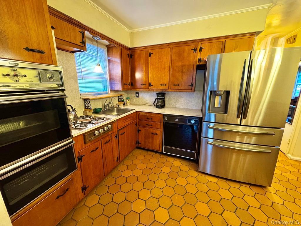 Single Family Eggert Place  Queens, NY 11691, MLS-1035524-13