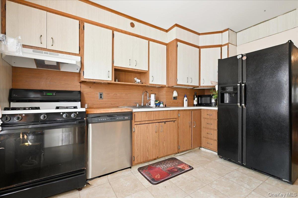 Single Family 79th Place  Queens, NY 11385, MLS-1035637-10