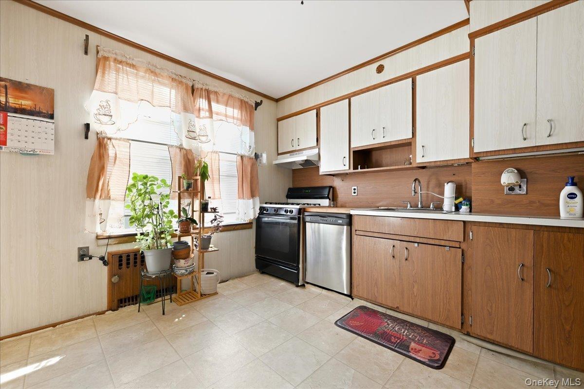 Single Family 79th Place  Queens, NY 11385, MLS-1035637-8