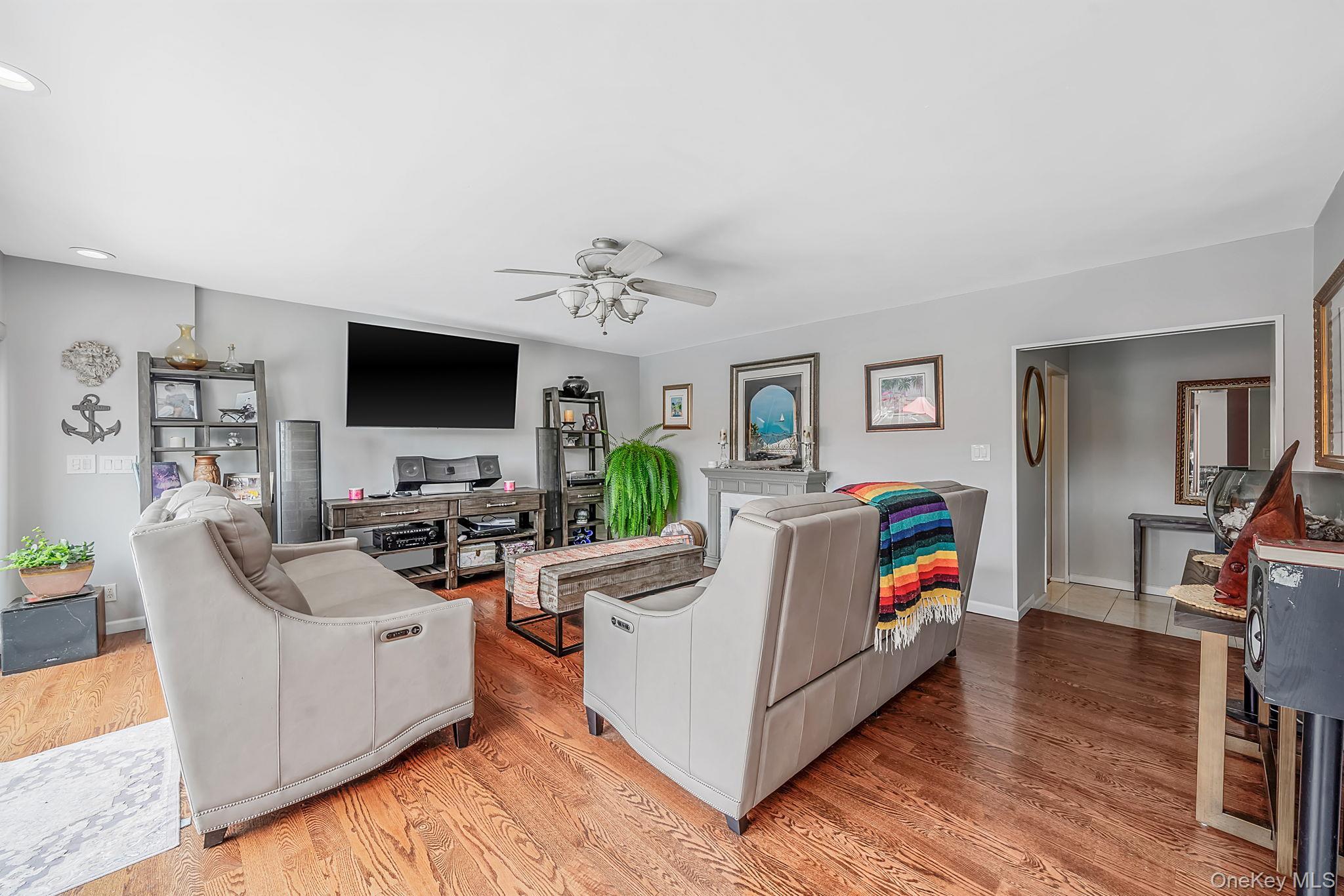 Single Family Mowbray Avenue  Suffolk County, NY 11706, MLS-1035730-15