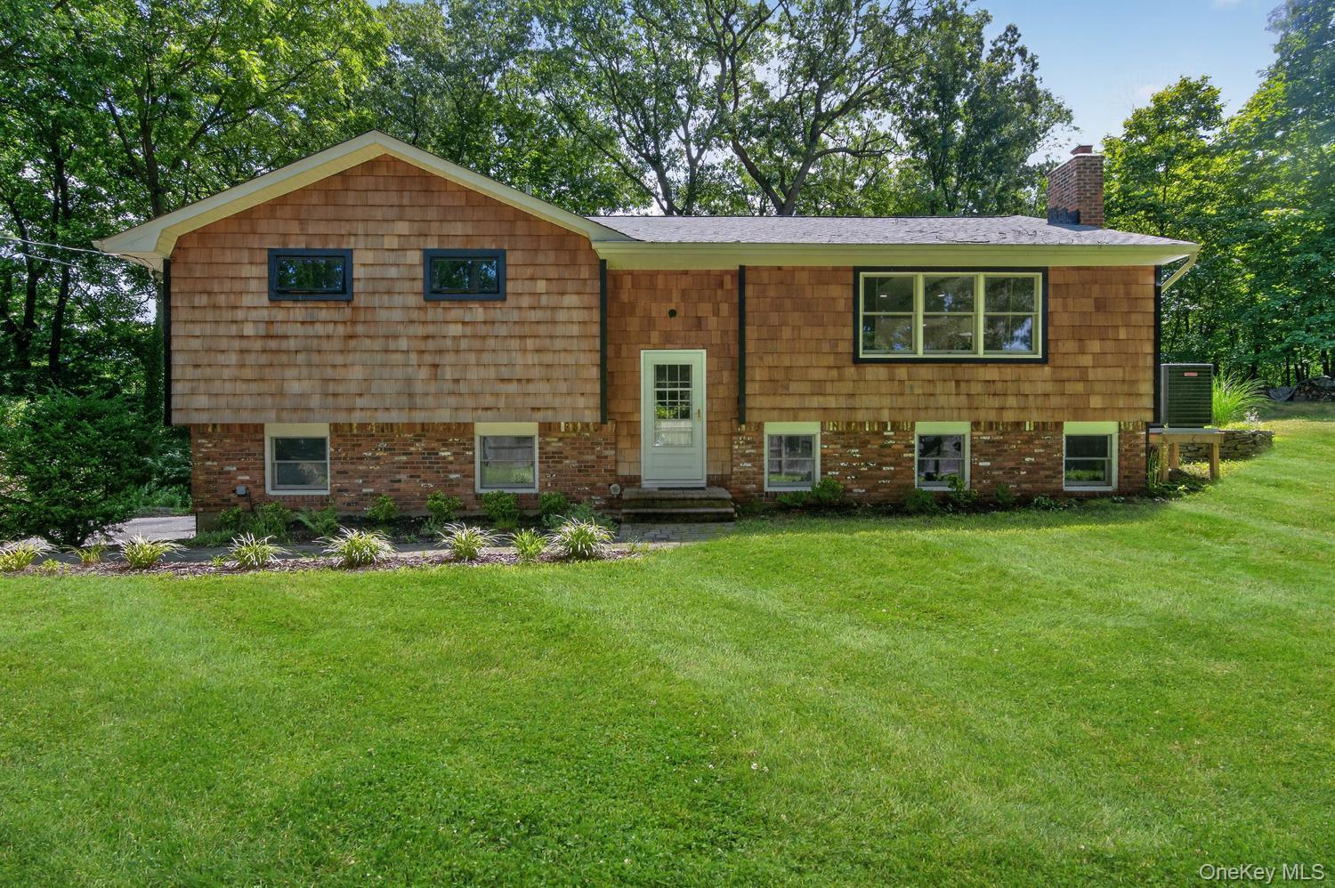 Single Family Rochester Court Suffolk County, NY 11743, MLS-1035752-2