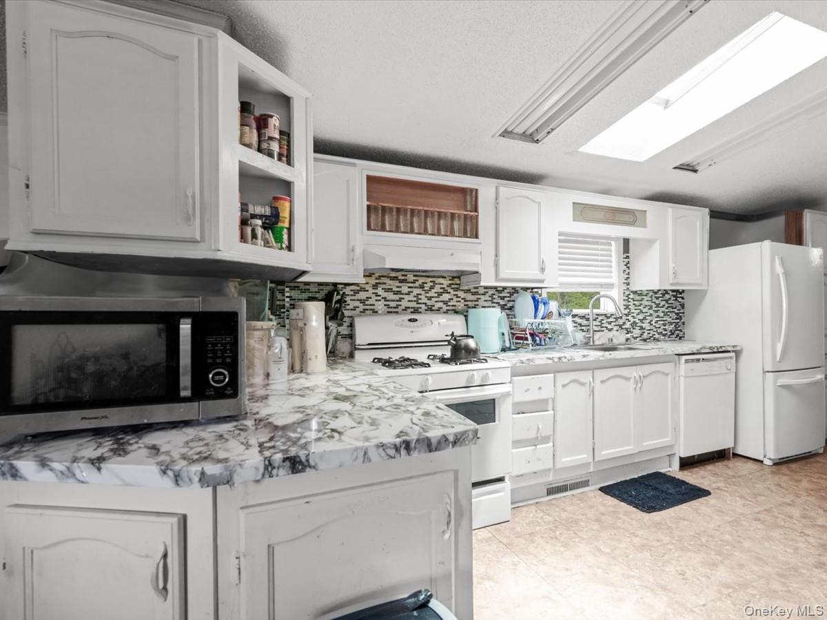 Single Family Mindy Lane  Suffolk County, NY 11716, MLS-1036313-3
