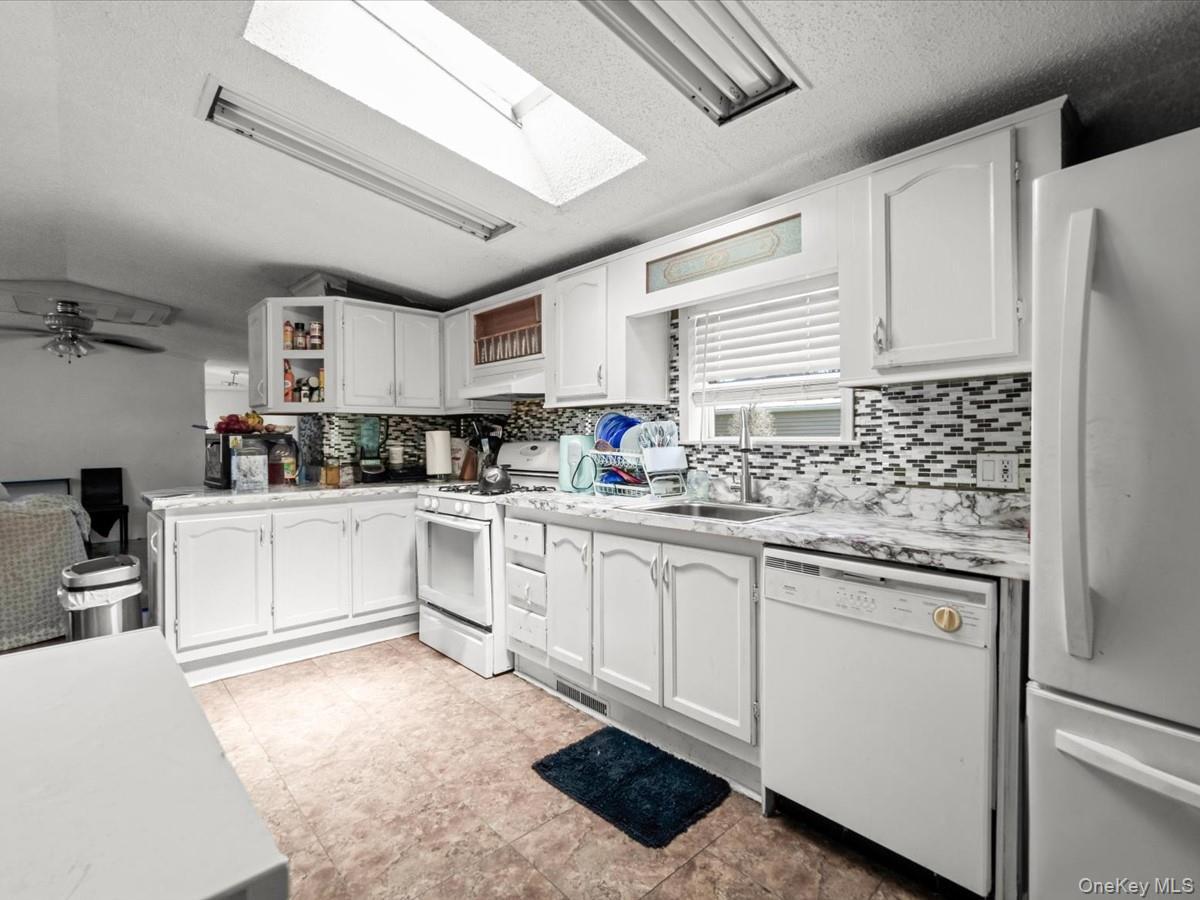 Single Family Mindy Lane  Suffolk County, NY 11716, MLS-1036313-4