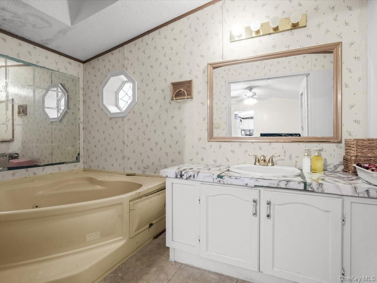 Single Family Mindy Lane  Suffolk County, NY 11716, MLS-1036313-9