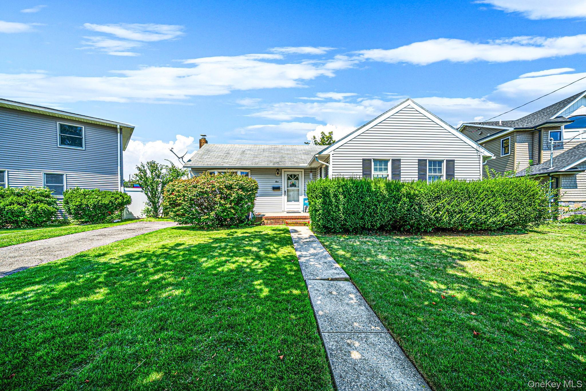 Single Family Bradish Lane Suffolk County, NY 11702, MLS-1036352-2