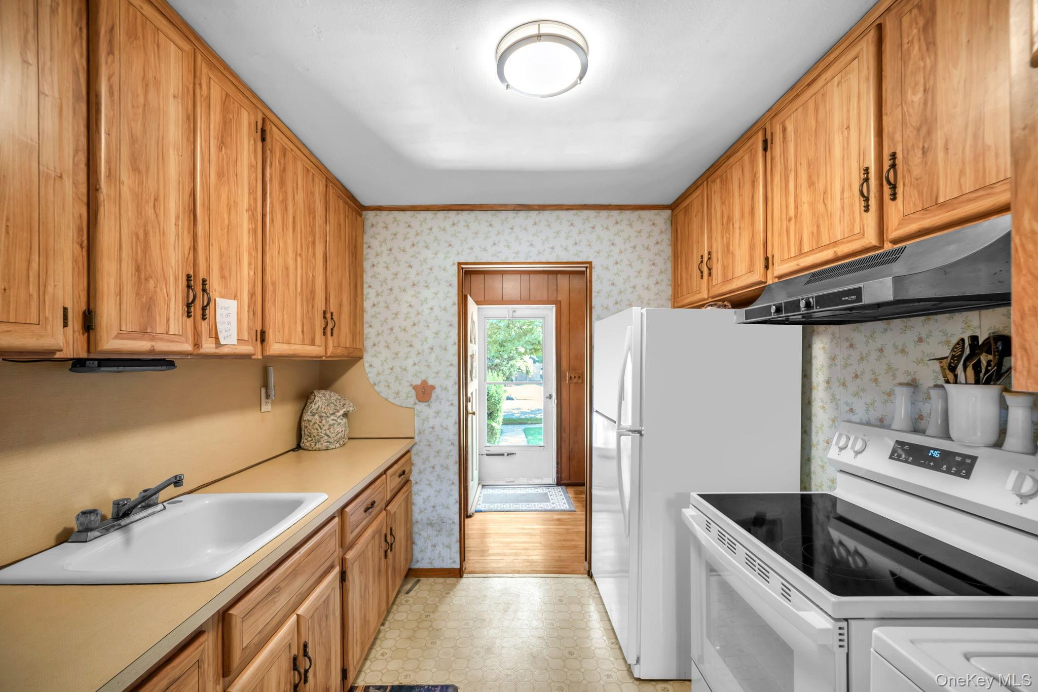 Single Family Bradish Lane Suffolk County, NY 11702, MLS-1036352-9