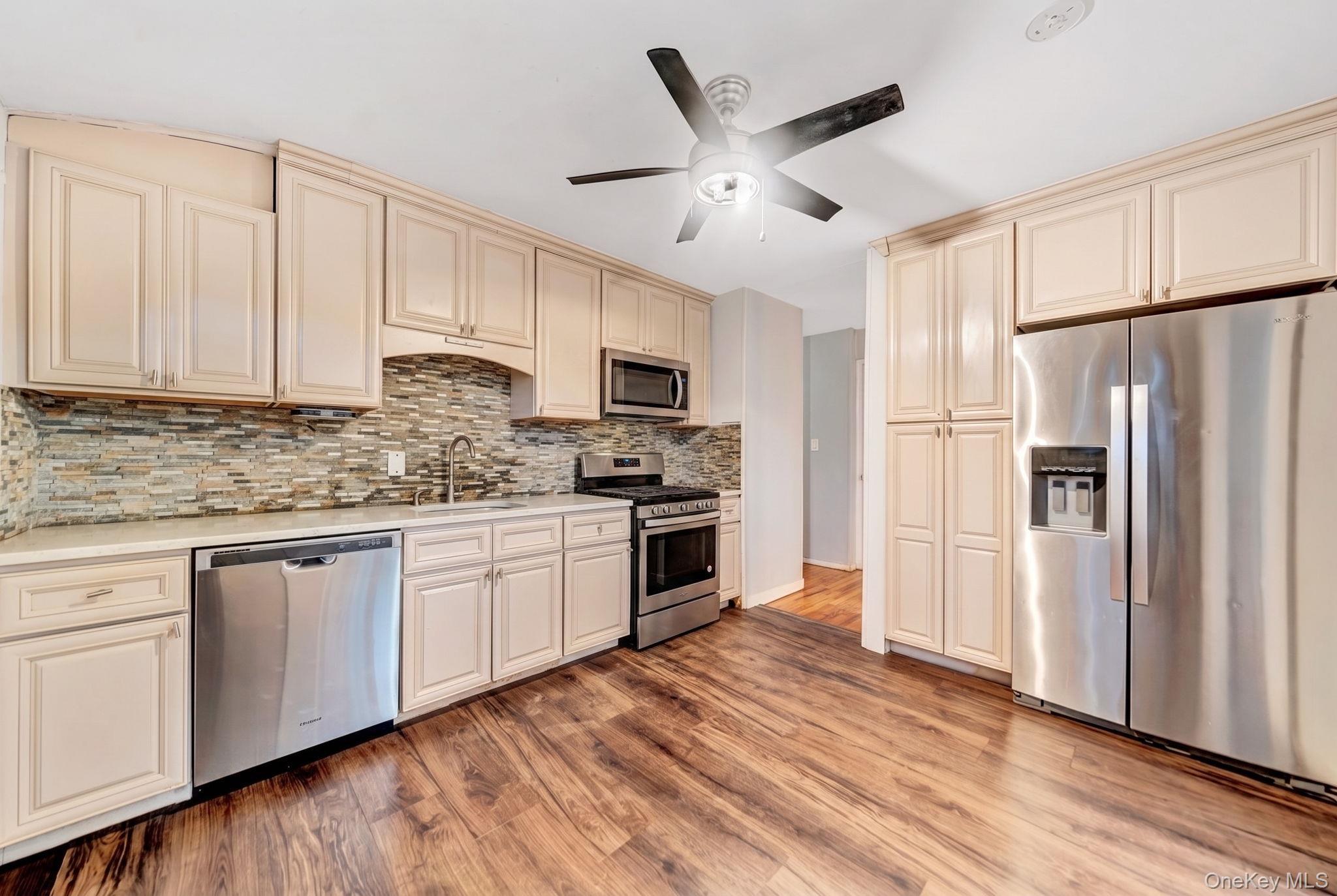 Single Family University Drive  Suffolk County, NY 11779, MLS-1036382-8
