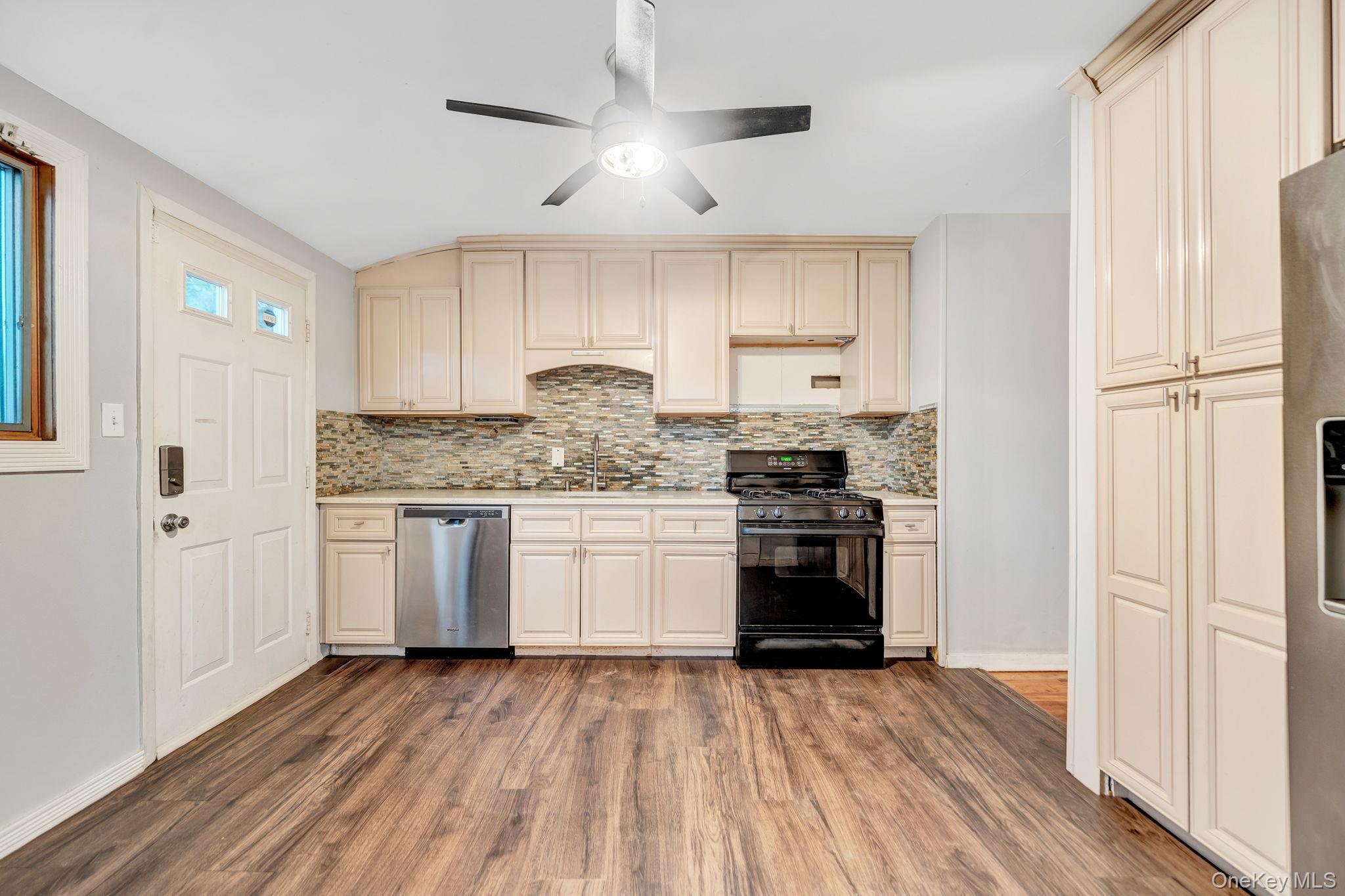 Single Family University Drive  Suffolk County, NY 11779, MLS-1036382-9