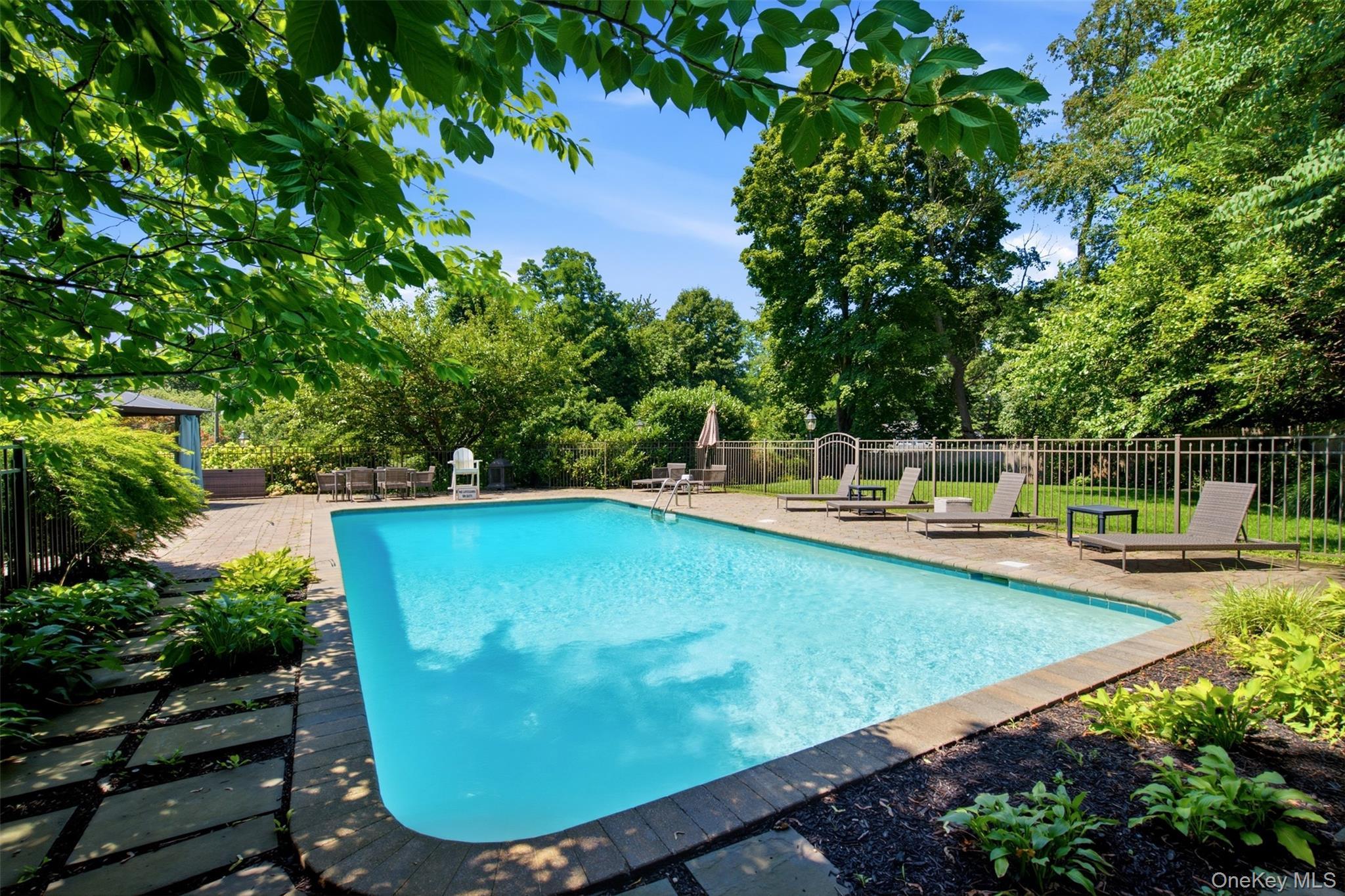 Single Family Private Road Suffolk County, NY 11743, MLS-1036800-39