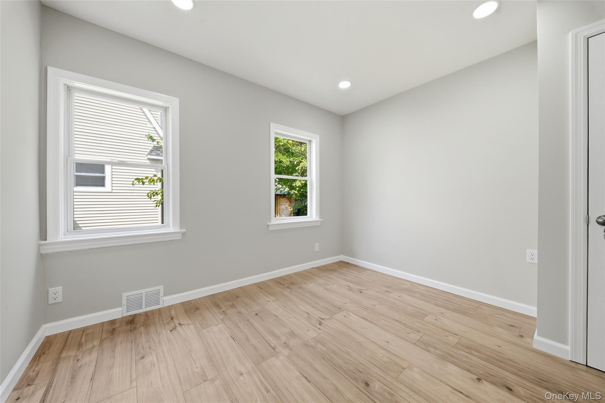 Single Family Independence Avenue  Suffolk County, NY 11702, MLS-1037366-8