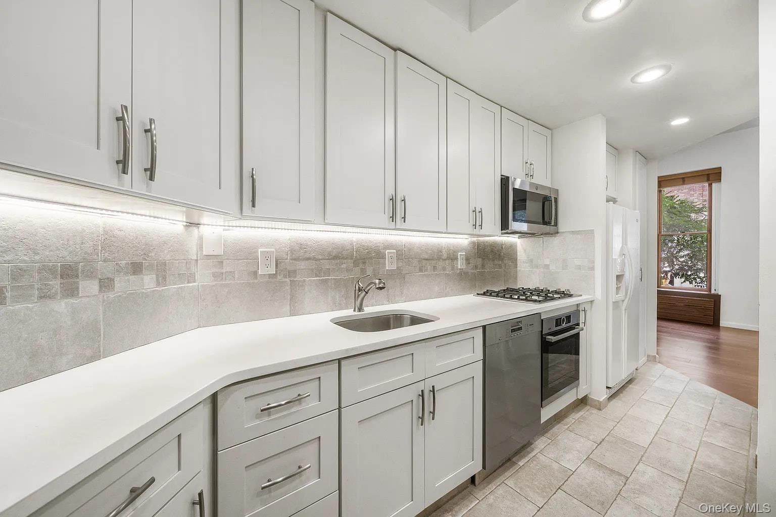 Apartment E 50th St Manhattan, NY 10022, MLS-1037455-8