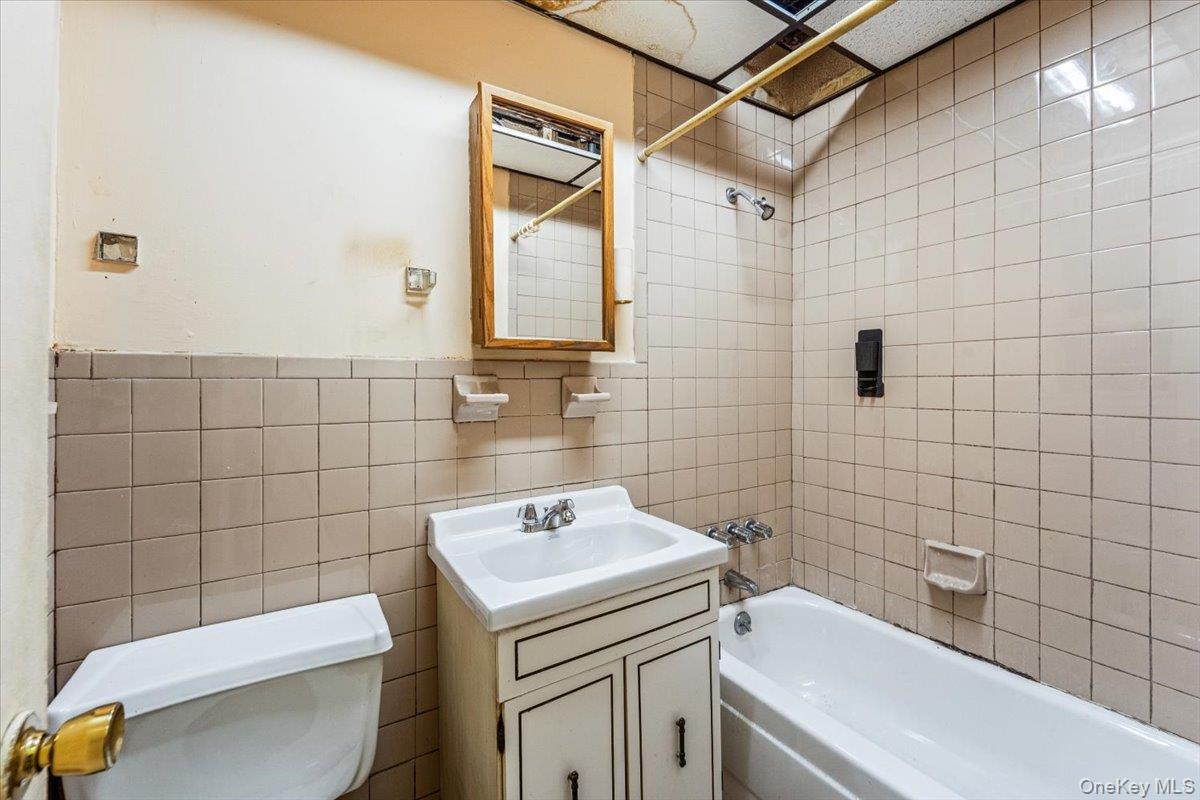 Single Family Nurge Avenue Queens, NY 11378, MLS-1037631-10