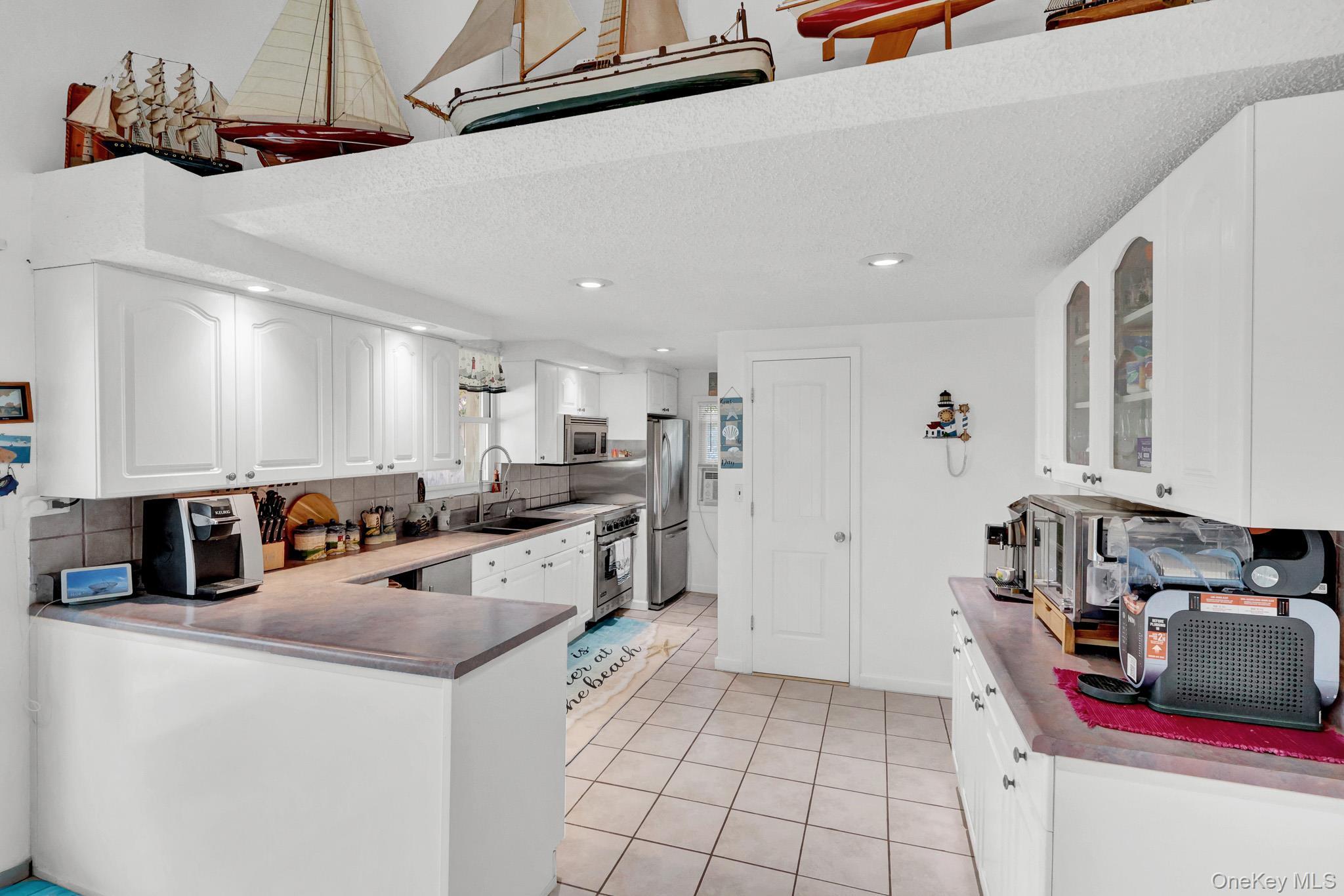 Single Family Woodcliff Trail  Suffolk County, NY 11933, MLS-1037783-15
