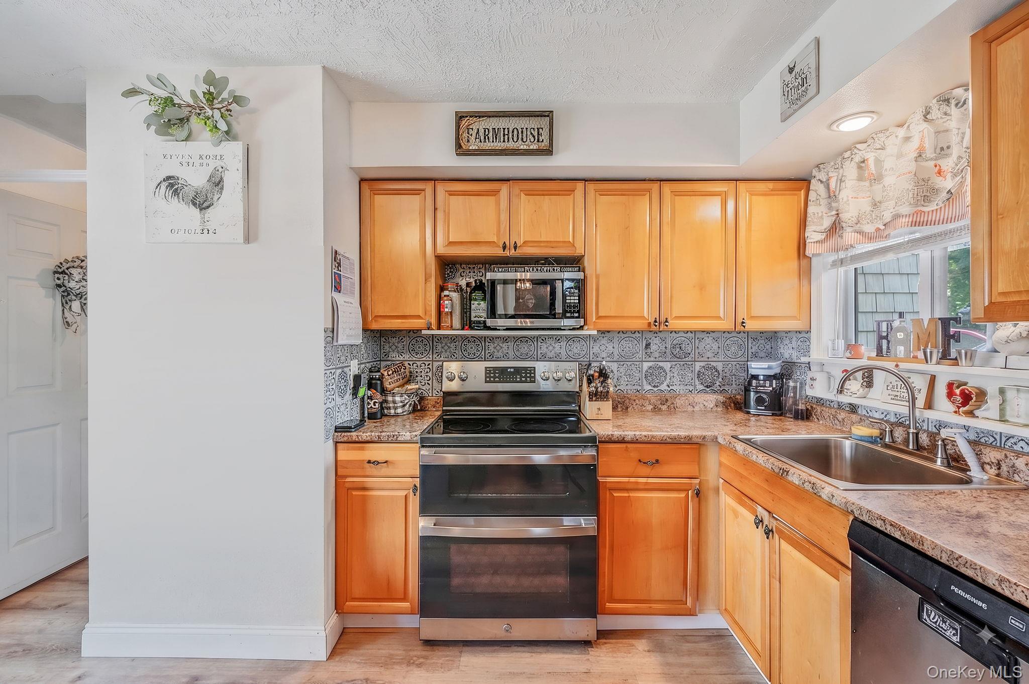 Single Family Elm Avenue Suffolk County, NY 11901, MLS-1037873-10