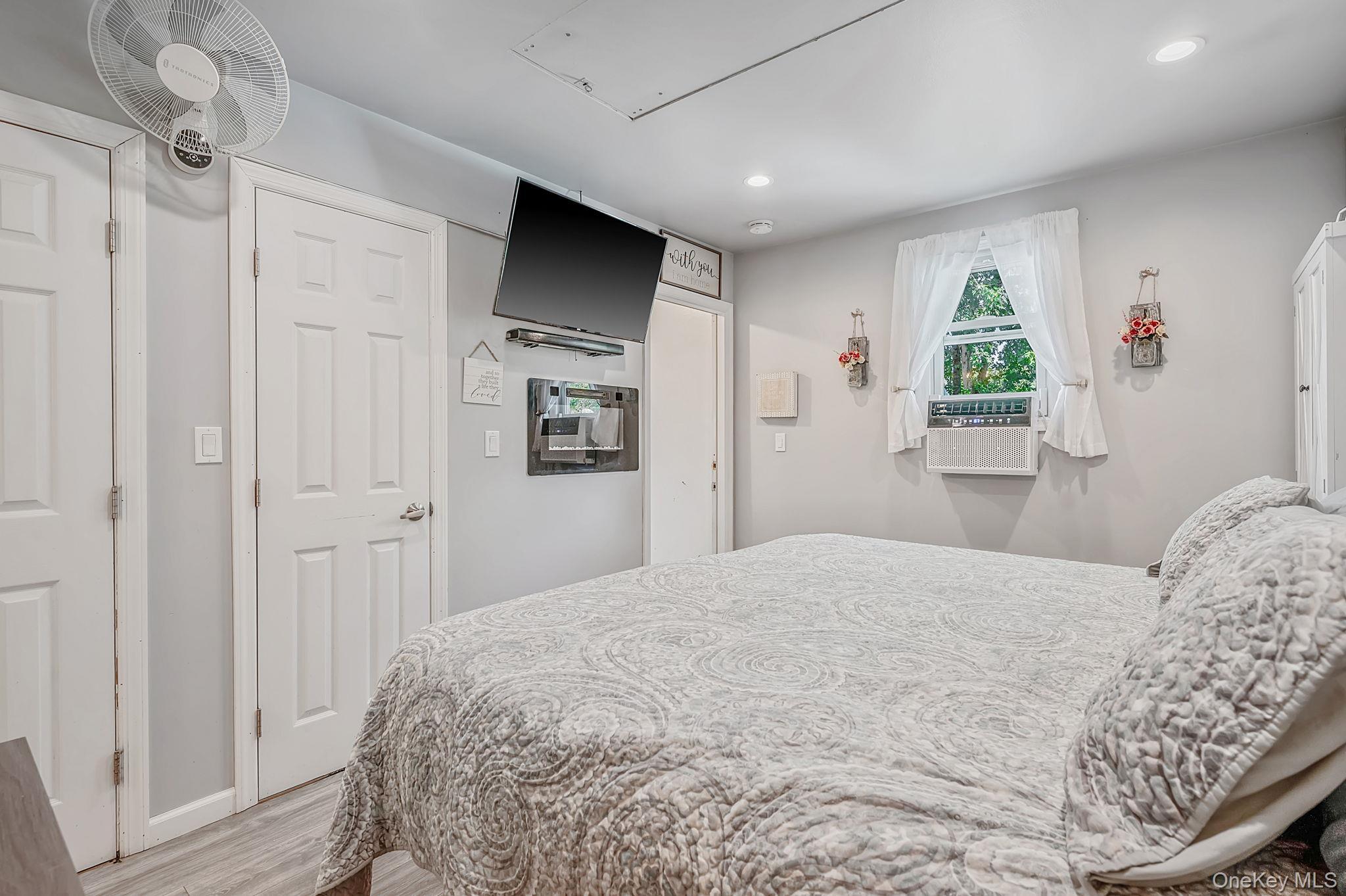 Single Family Elm Avenue Suffolk County, NY 11901, MLS-1037873-15