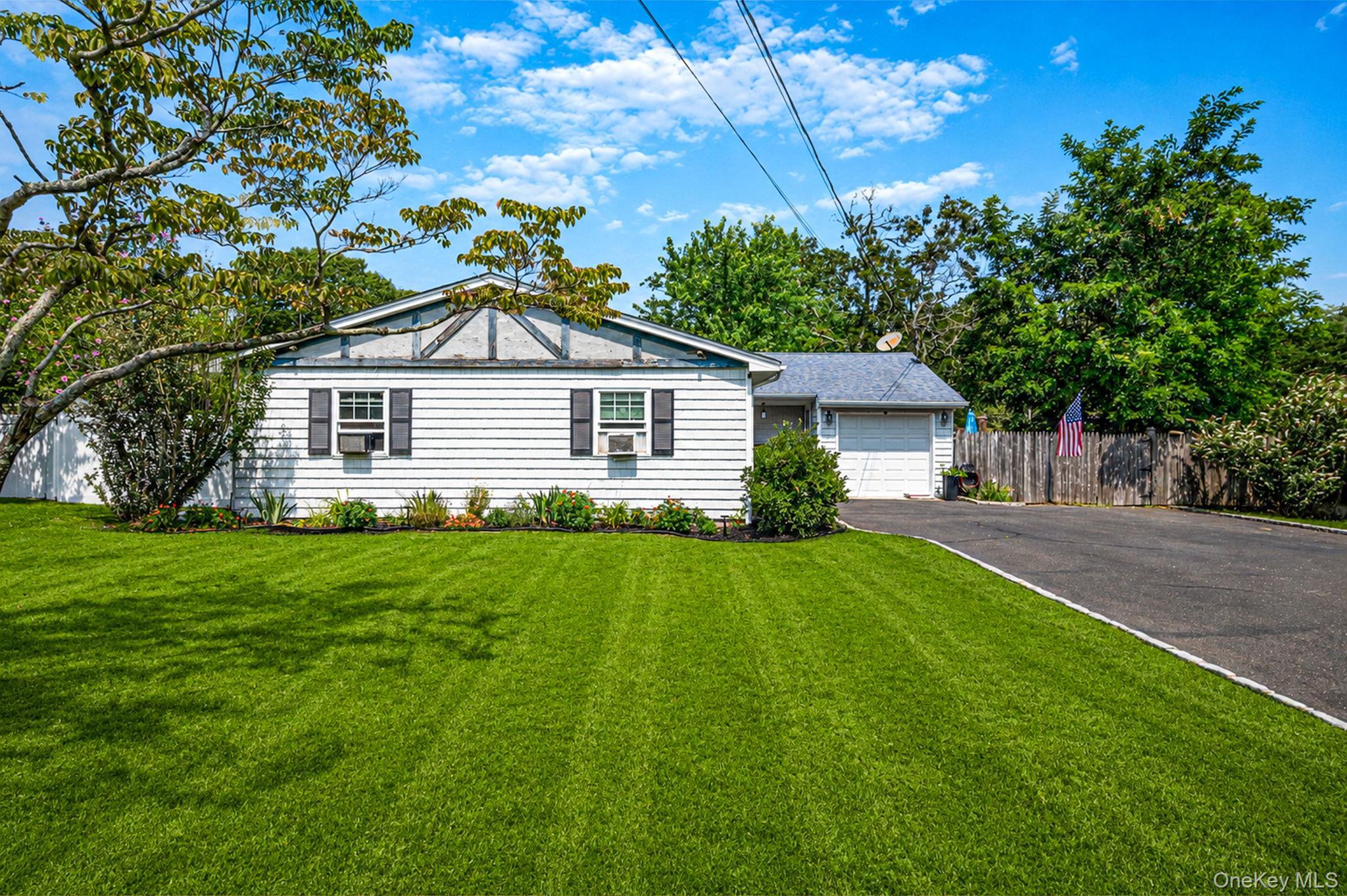 Single Family Elm Avenue Suffolk County, NY 11901, MLS-1037873-2