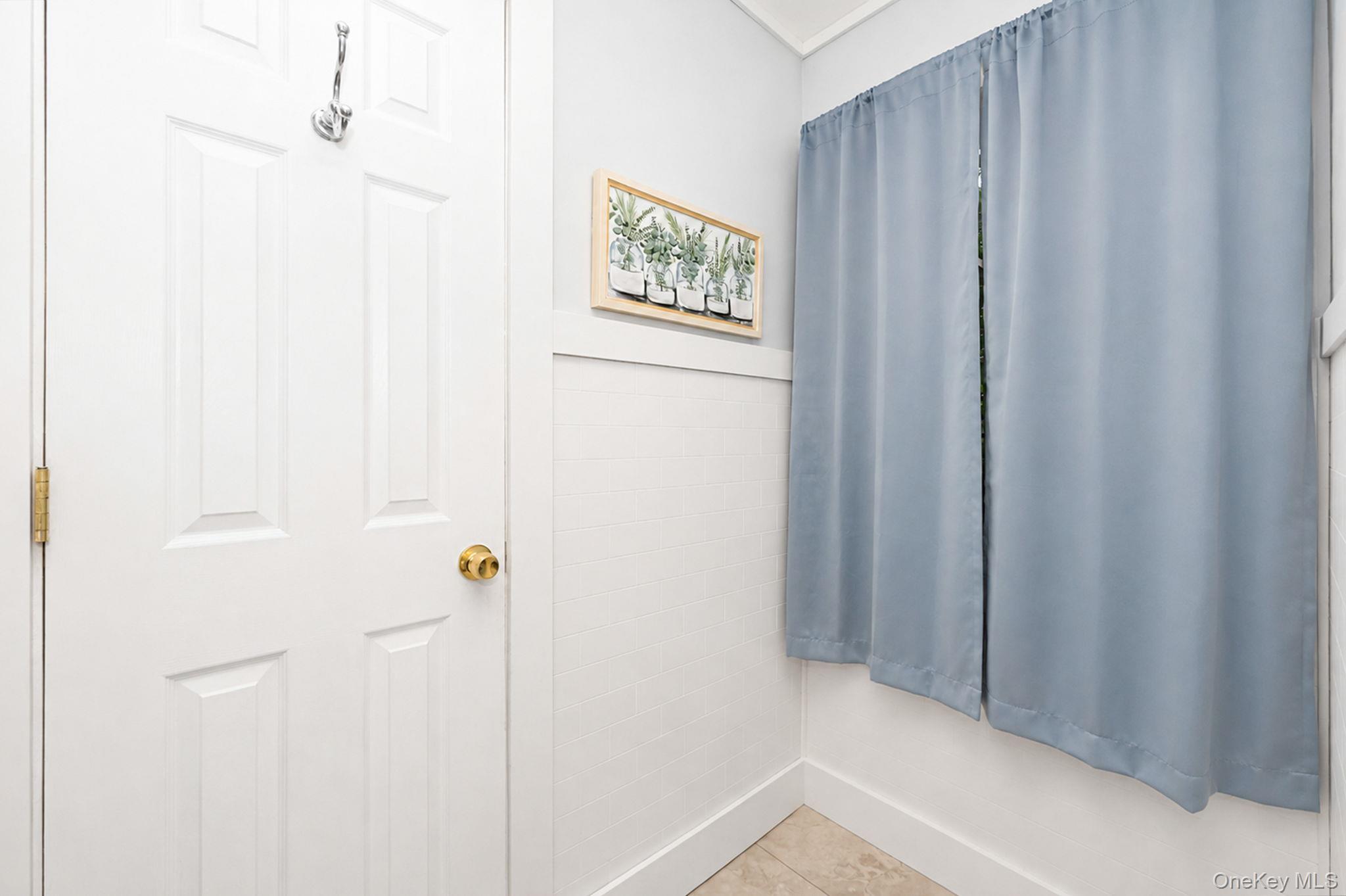 Single Family Elm Avenue Suffolk County, NY 11901, MLS-1037873-25